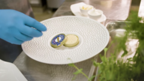 Hộp trứng cá muối trộn vàng đắt ngang xe Porsche